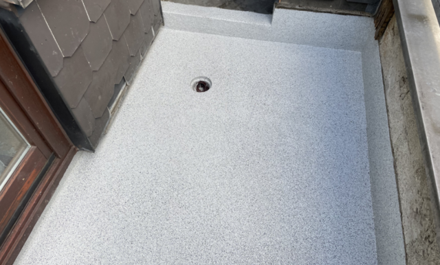 Heller beschichteter Balkonboden mit rundem Ablauf, Draufsicht