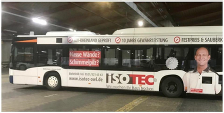 ISOTEC Werbebus in Halle, Seitenansicht mit Text „Nasse Wände? Schimmelpilz?“