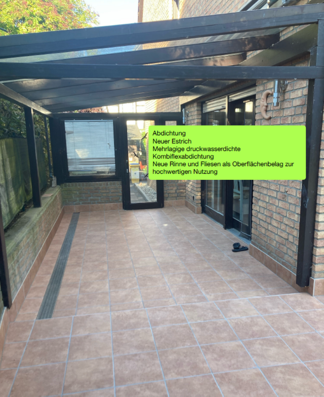 Überdachte Terrasse mit braunen Bodenfliesen, Glasrahmen und Ziegelwand, Texttafel