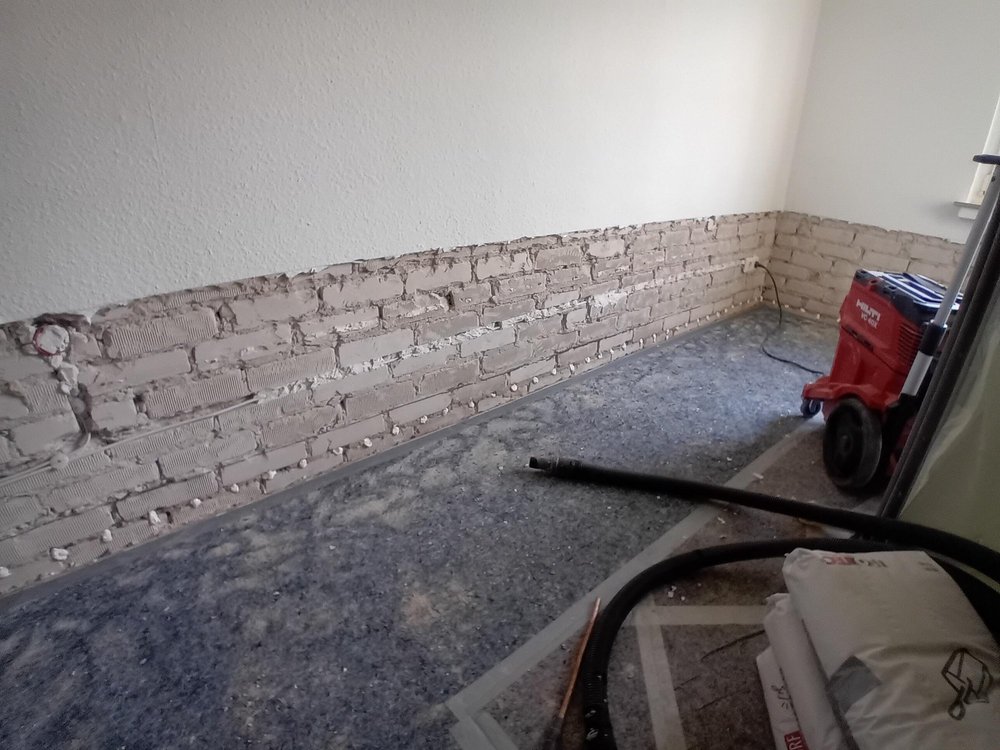 Freigelegte Wand vor Horizontalsperre
