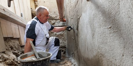 ISOTEC Mitarbeiter trägt Außenabdichtung auf