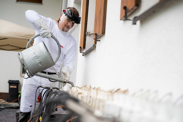 Facharbeiter von ISOTEC injiziert Horizontalsperre ins Mauerwerk zur Abdichtung gegen aufsteigende Feuchtigkeit