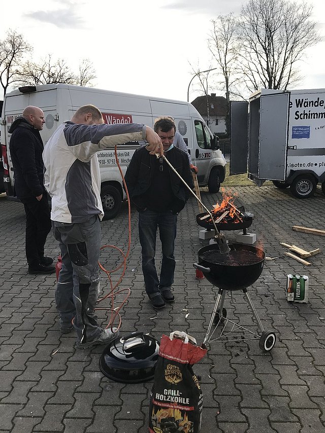 Björn am Grillanzünden auf dem Vorplatz der Firma Björn am Grillanzünden auf dem Vorplatz der Firma