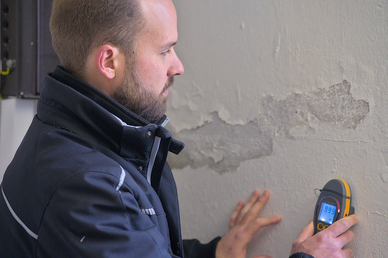 Moisture penetrating from the side is the cause of damp basement walls. Moisture penetrating from the side is the cause of damp basement walls.