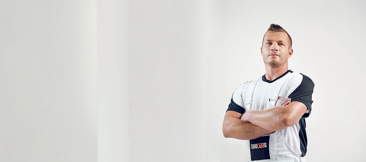 ISOTEC Mitarbeiter steht mit verschränkten Armen vor heller Wand