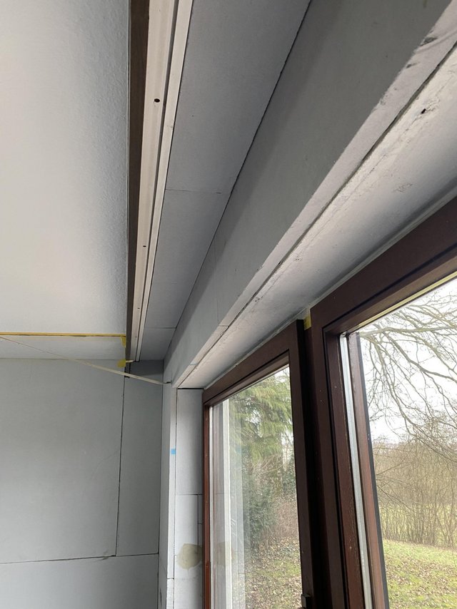 Helle Platten an Fensterlaibung und Deckenbereich montiert, Innenansicht