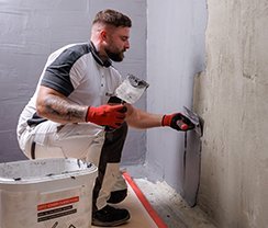 ISOTEC Mitarbeiter trägt Innenabdichtung auf