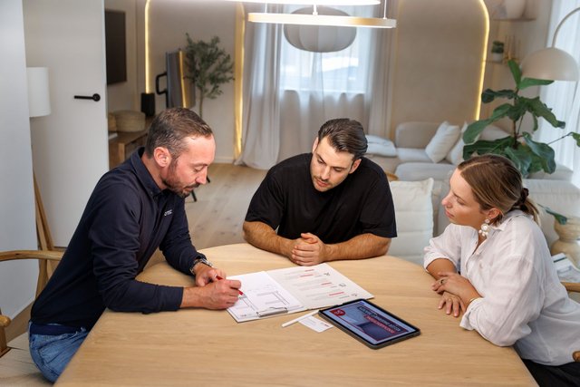 Die Kunden gehen mit dem Ansprechpartner in den Austausch