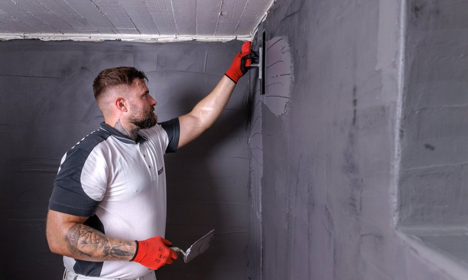 ISOTEC Mitarbeiter trägt Innenabdichtung auf