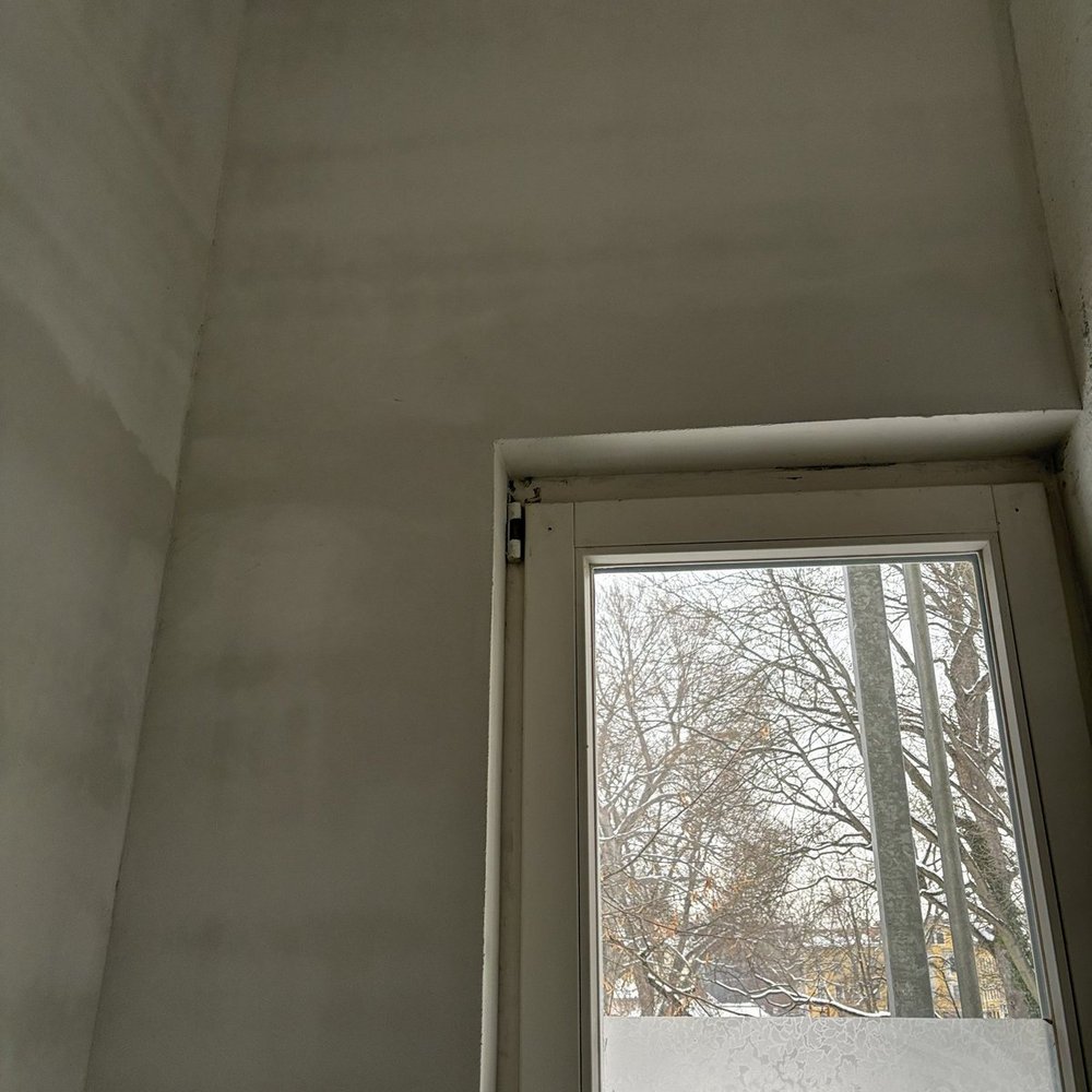 Verfärbte Wandflächen über Fenster in Zimmer, Nahaufnahme