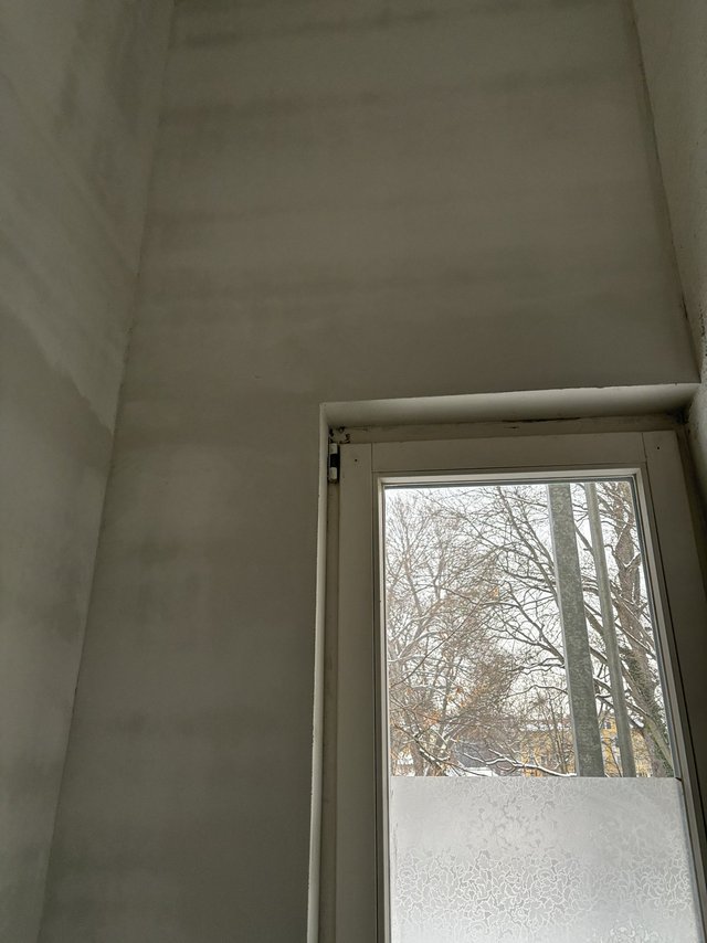 Verfärbte Wandflächen über Fenster in Zimmer, Nahaufnahme