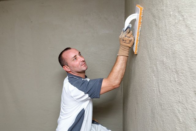 Handwerker bei der professionellen Kellersanierung in Oldenburg zur Bekämpfung von Feuchtigkeit und Schimmel