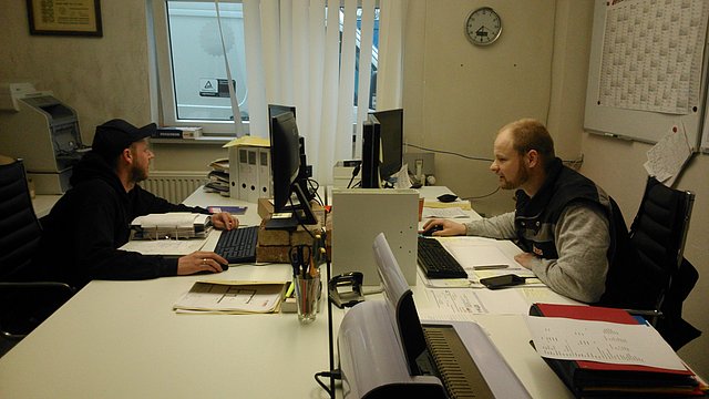 Team ISOTEC-Pläsken im Büro voll in action