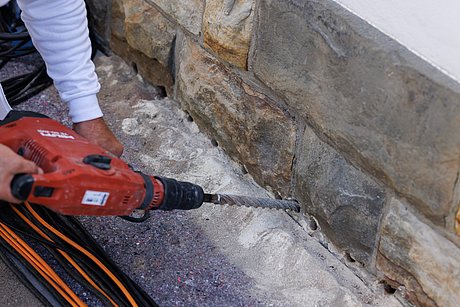 Zum Austrocknen muss feuchtes Mauerwerk durchbohrt werden Zum Austrocknen muss feuchtes Mauerwerk durchbohrt werden