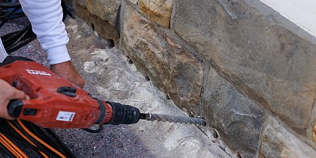 Zum Austrocknen muss feuchtes Mauerwerk durchbohrt werden