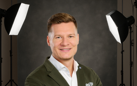 Porträt eines lächelnden Mannes im Fotostudio