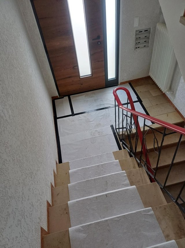 Mit Schutzvlies ausgelegte Treppe im Hausflur