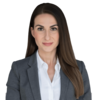 Frau im grauen Blazer und weißer Bluse, frontales Porträt