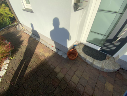 Hausbild Ecke mit den Schatten von 2 Personen