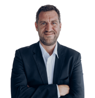 Mann im dunklen Anzug mit verschränkten Armen, frontal