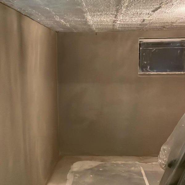Leerer Kellerraum mit glatt beschichteten Wänden und glänzender Decke