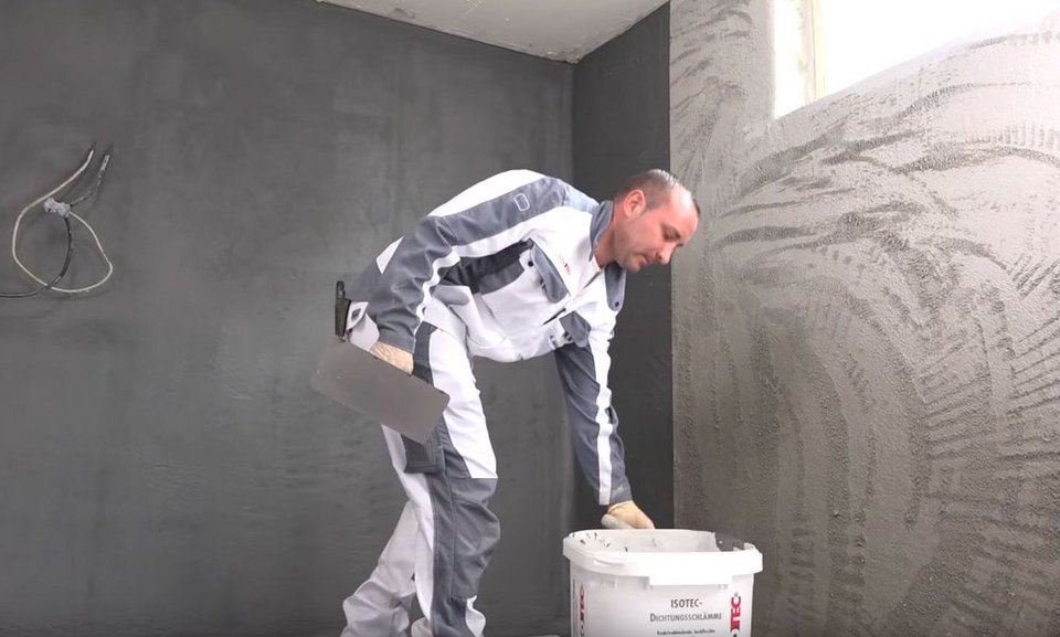 ISOTEC Mitarbeiter trägt Innenabdichtung auf