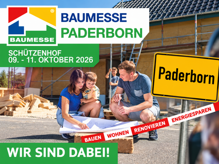 Familie betrachtet Bauplan vor Hausbaustelle mit Geruest und Messeschild Paderborn