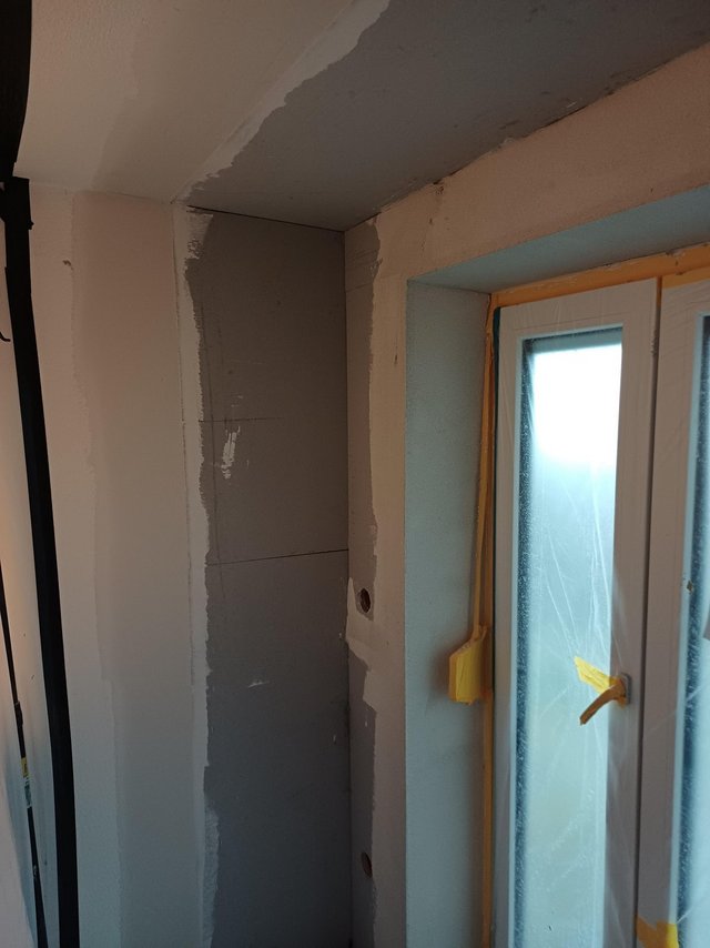 Graue Platte und graue Masse an Fensternische, Nahaufnahme