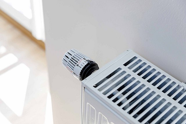 Heizkörper mit thermostatkopf in heller Raumecke