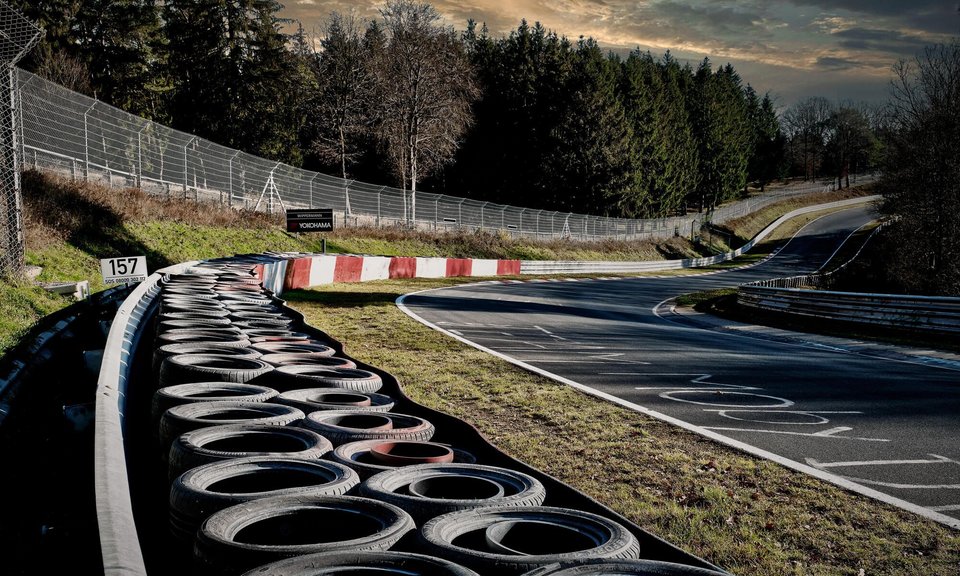 Leere Rennstrecke mit Reifenbarriere an Kurve