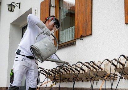 Facharbeiter von ISOTEC injiziert Horizontalsperre ins Mauerwerk zur Abdichtung gegen aufsteigende Feuchtigkeit