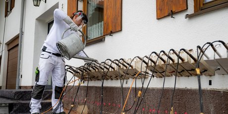 Flüssiges Spezialparaffin wird ins Mauerwerk injiziert