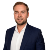 Mann im dunklen Sakko und weißen Hemd, freigestelltes Porträt