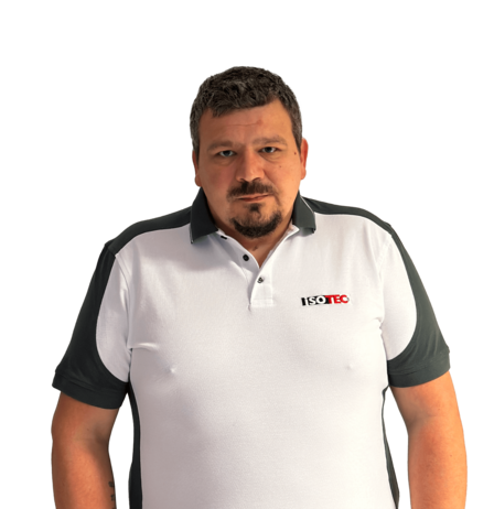 ISOTEC Mitarbeiter im weißen Poloshirt frontal