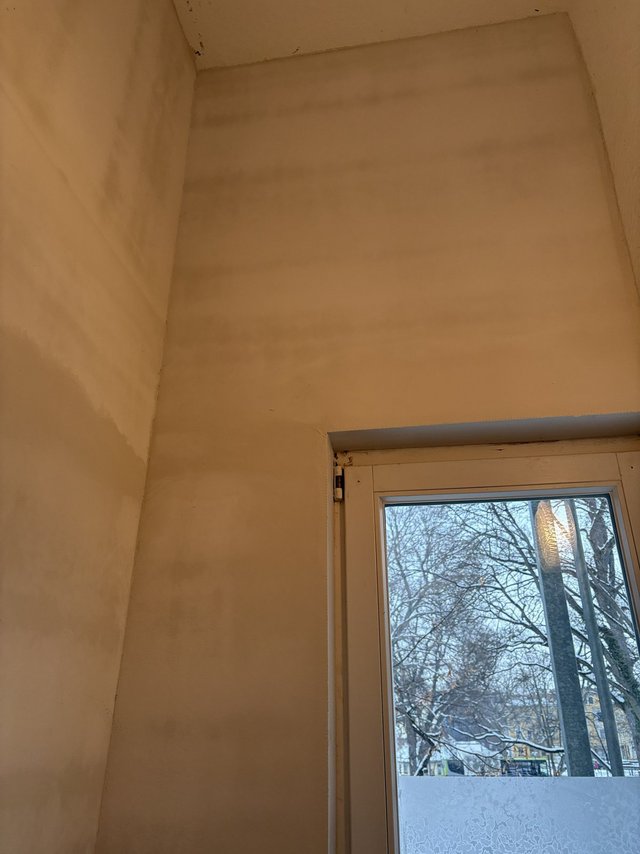 Fleckige Wandfläche neben Fenster, Innenraumansicht