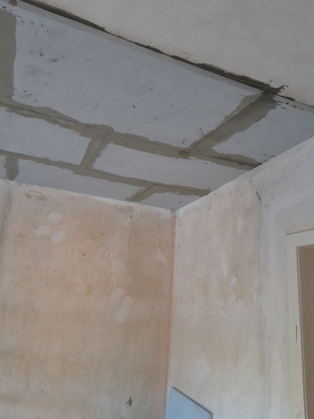 Decke mit grauen Platten und abgedichteten Fugen