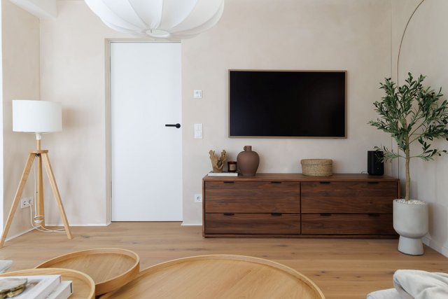 Stilvoll eingerichtetes Wohnzimmer im Altbau