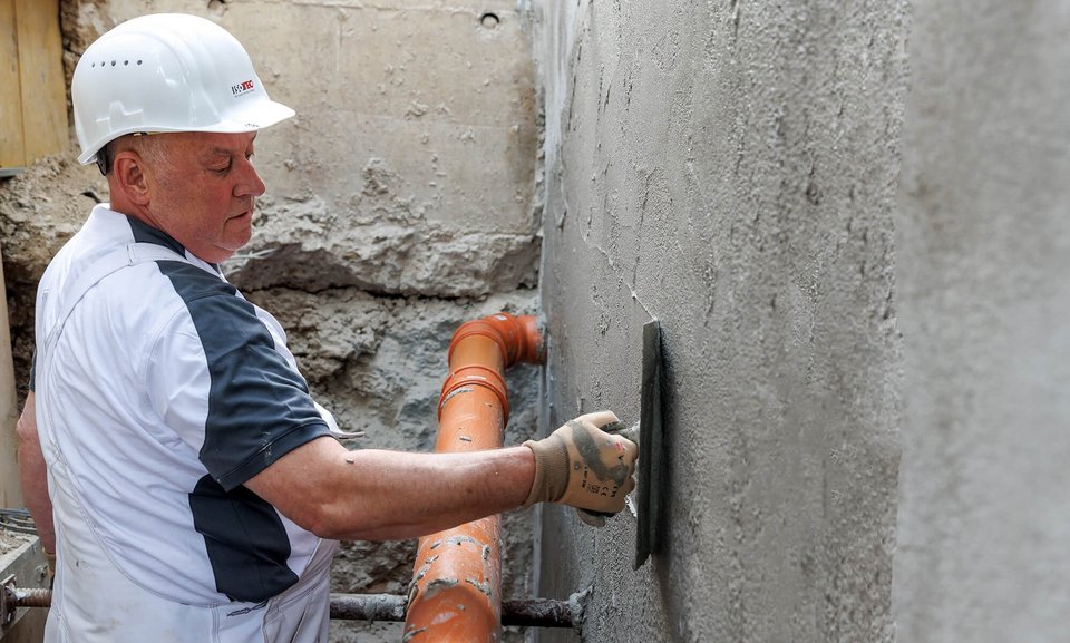 ISOTEC Mitarbeiter trägt Außenabdichtung auf