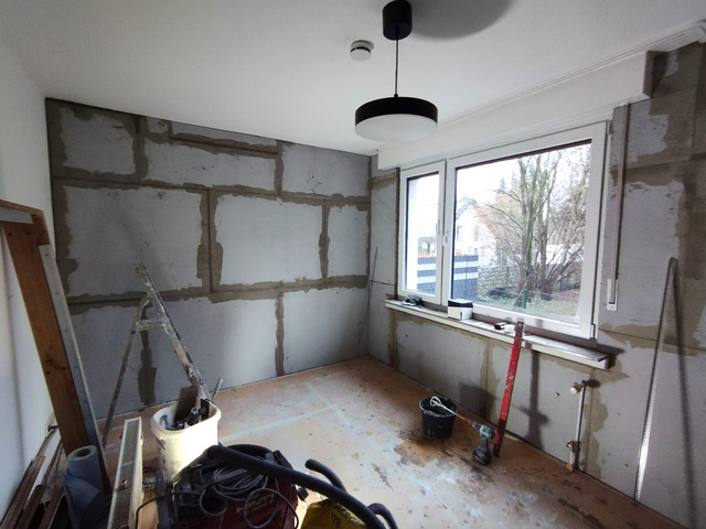 Renovierungsraum mit grauen Wandflächen und Werkzeugen