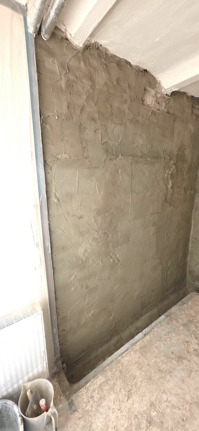 Graue Masse auf Wand unter Decke, Nahaufnahme