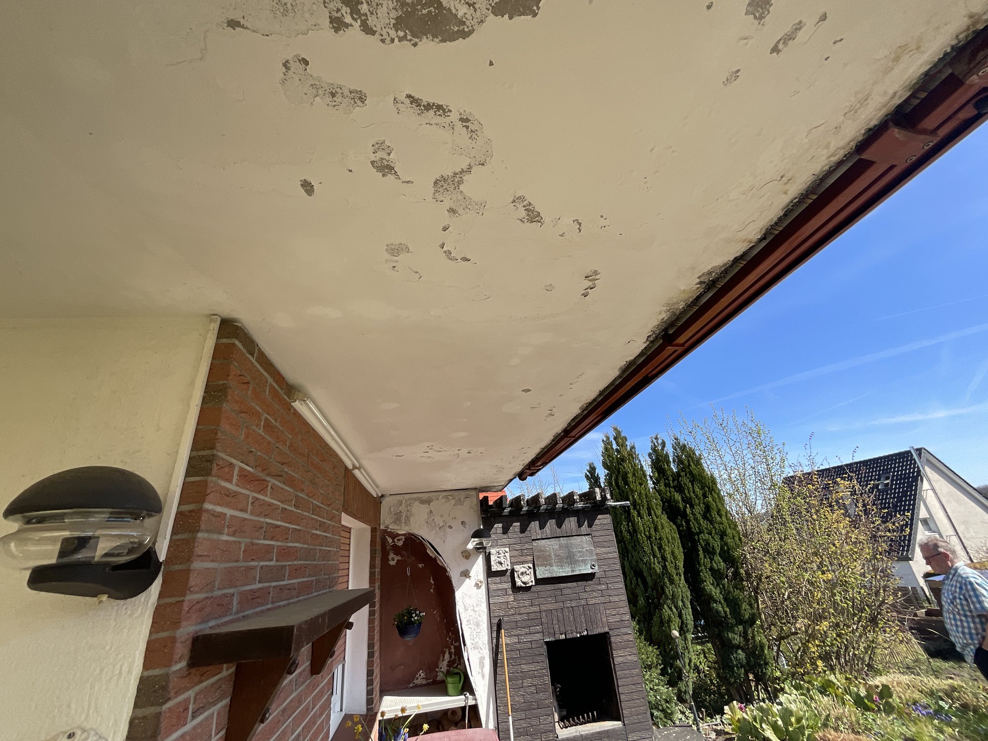 Abplatzungen und dunkle Verfärbungen an der Deckenunterseite eines Balkons, Nahaufnahme