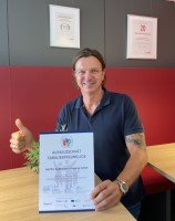 Geschäftsführer Stephan Zwiener mit der Auszeichnung Geschäftsführer Stephan Zwiener mit der Auszeichnung