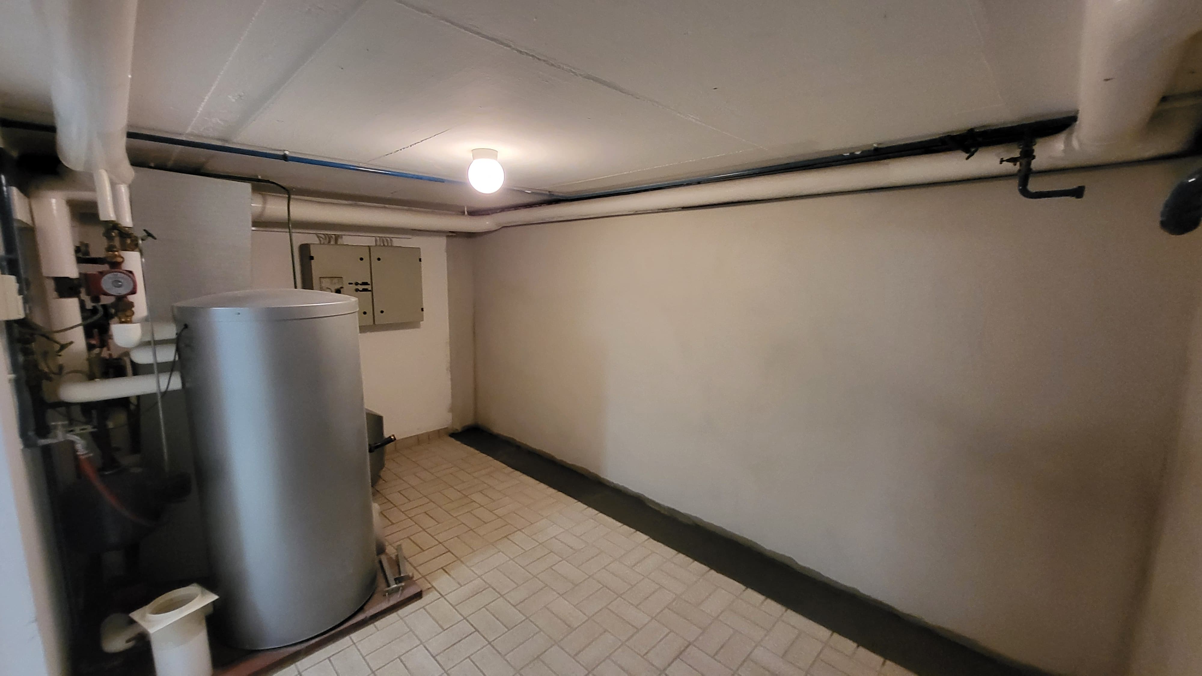 Kellerraum mit heller Wand und dunklem Bodenrand