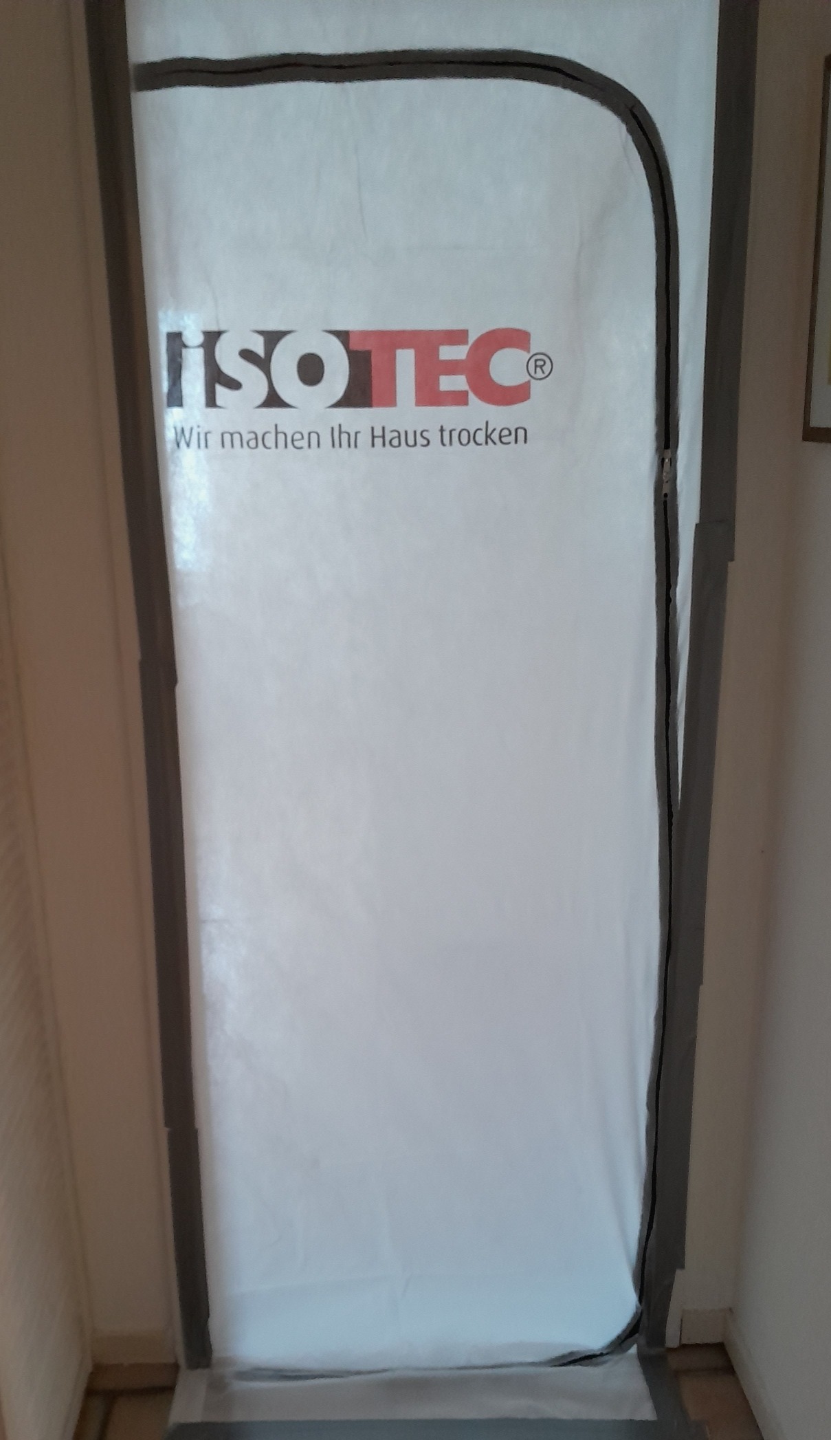 ISOTEC Staubschutzfolie verschließt Türöffnung