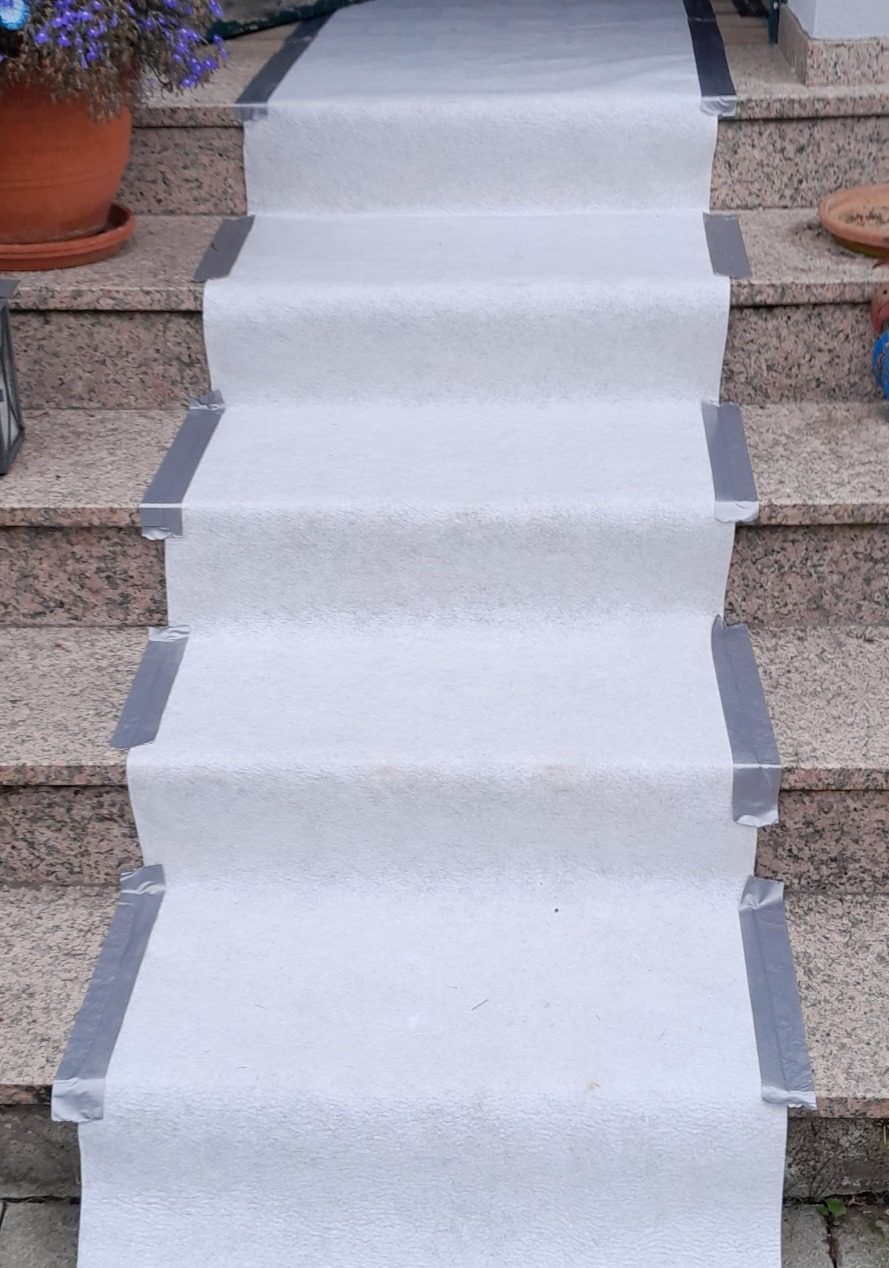 Mit weißer Schutzbahn abgedeckte Steinstufen