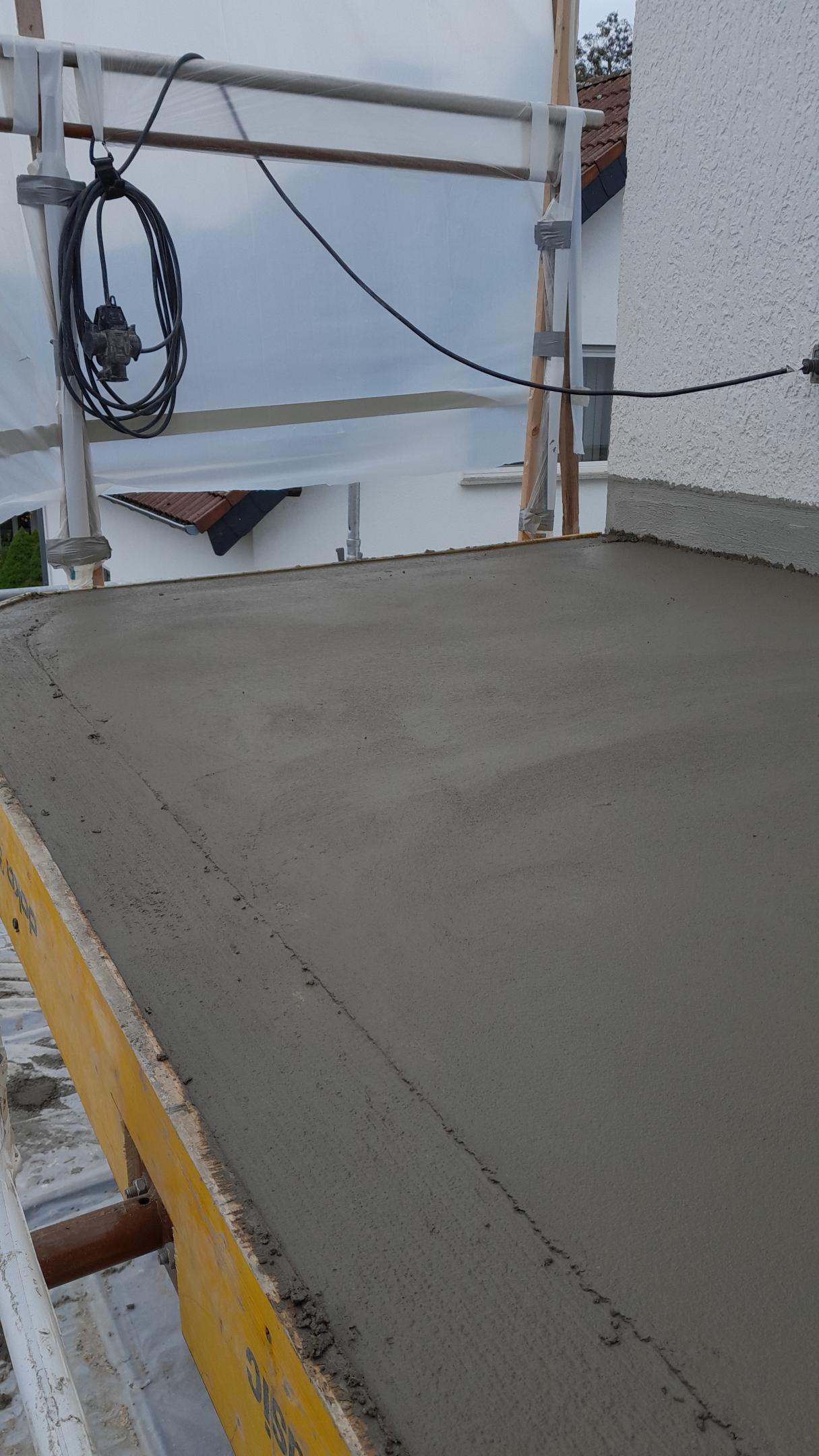 Frisch geglättete Betonfläche an Gebäudekante