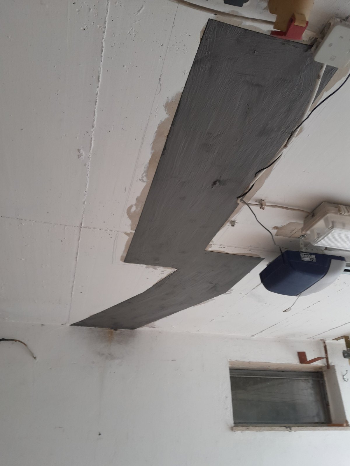 Graue Masse auf weißer Decke aufgetragen