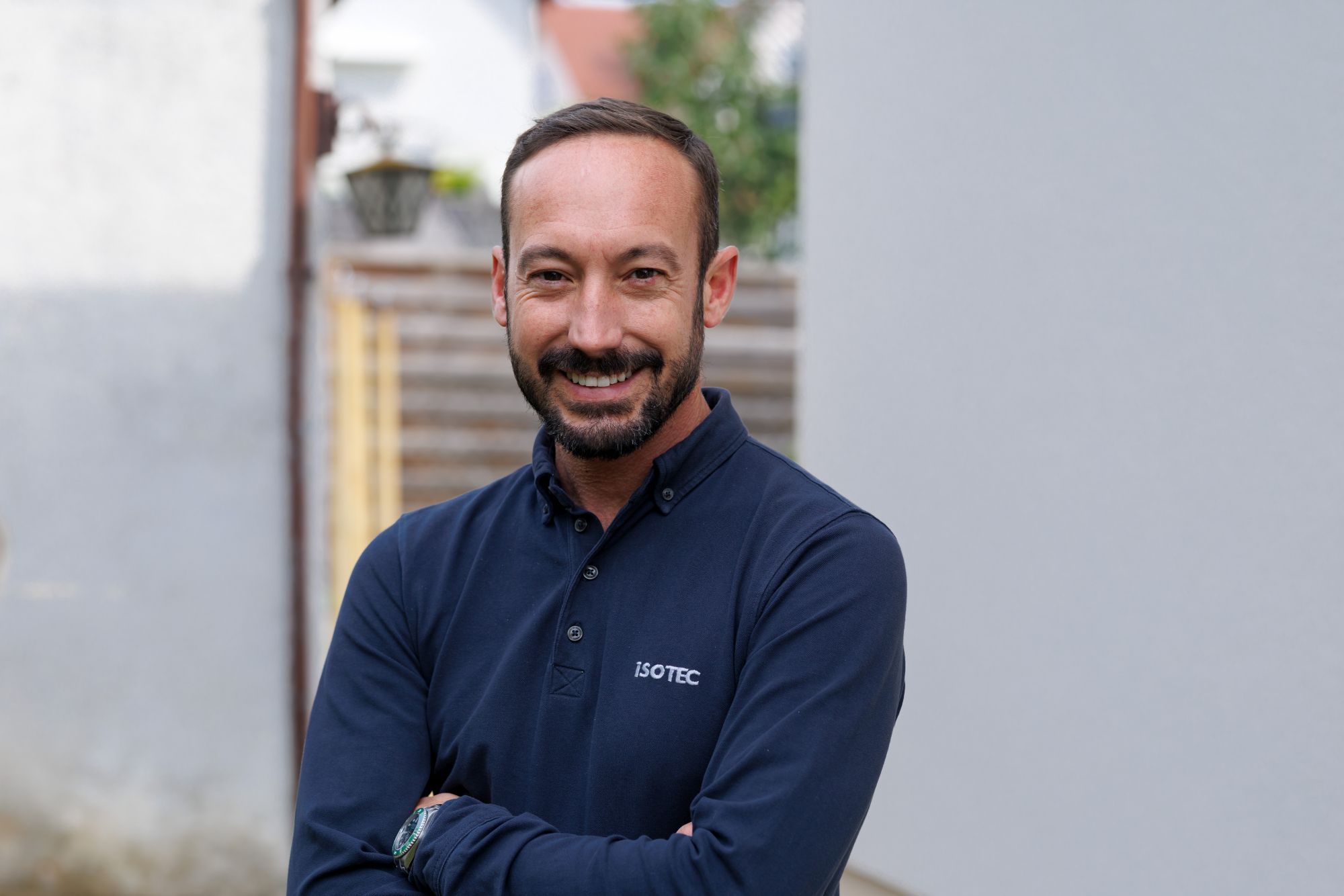 Moritz Mornhinweg vor dem Gebäude