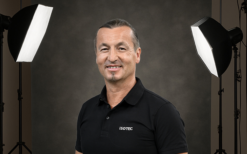 ISOTEC Mitarbeiter im Fotostudio vor Beleuchtung