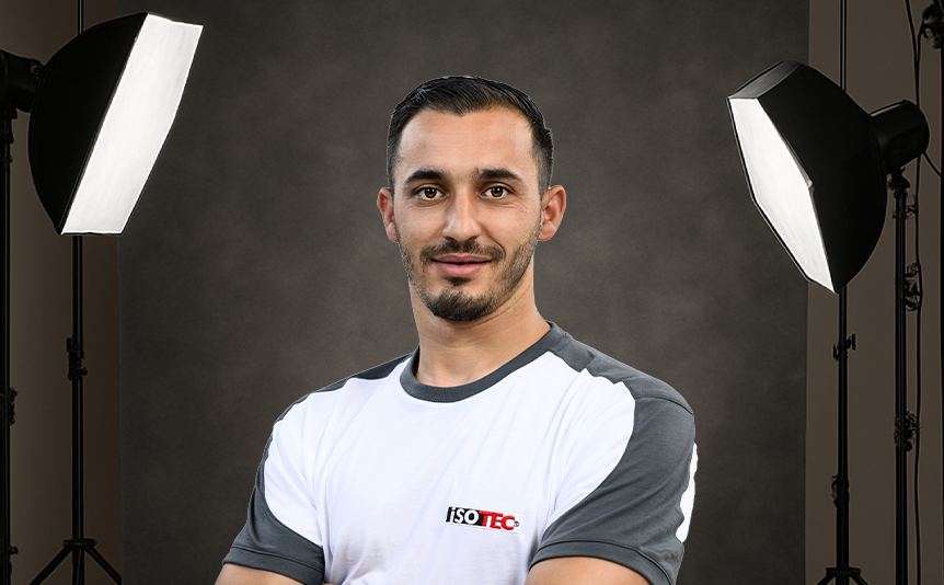 ISOTEC Mitarbeiter im Fotostudio vor Beleuchtung